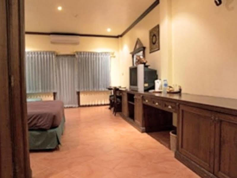 The Irish Clock Hotel Udon Thani Bagian luar foto