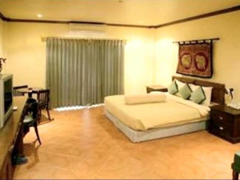 The Irish Clock Hotel Udon Thani Bagian luar foto