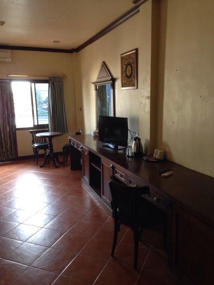 The Irish Clock Hotel Udon Thani Bagian luar foto